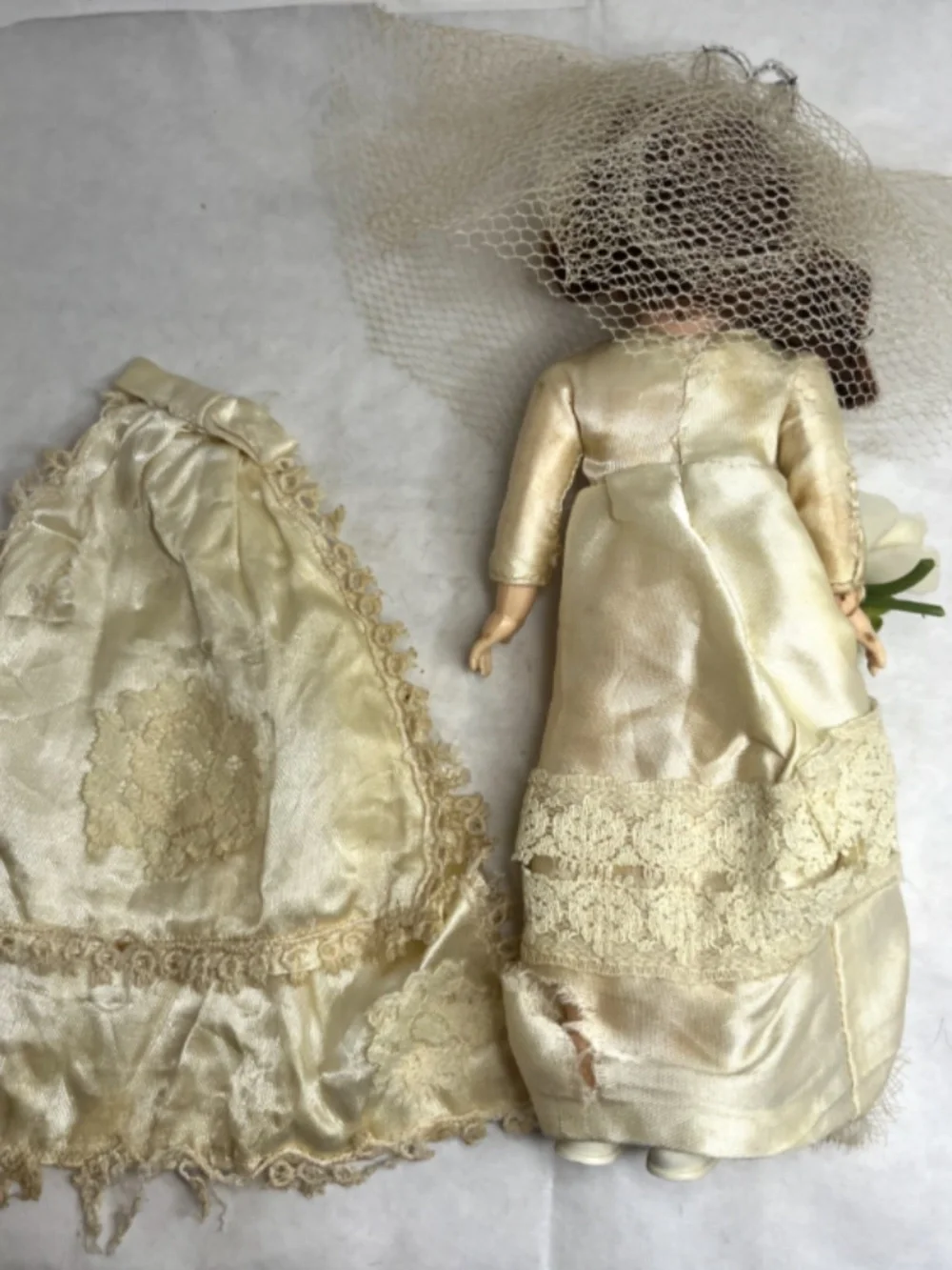 Vintage 1950s BRIDE DOLL Sleepy Eyes Poseable Arms Auburn Hair Lace/Gown/Veil 8
